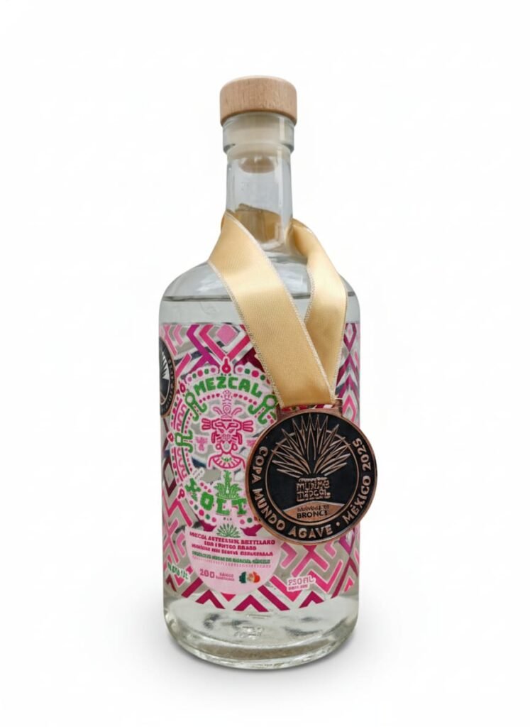 “Botella de mezcal artesanal Xoltic Frutos Rojos, espadín infusionado, edición especial con medalla de bronce.”